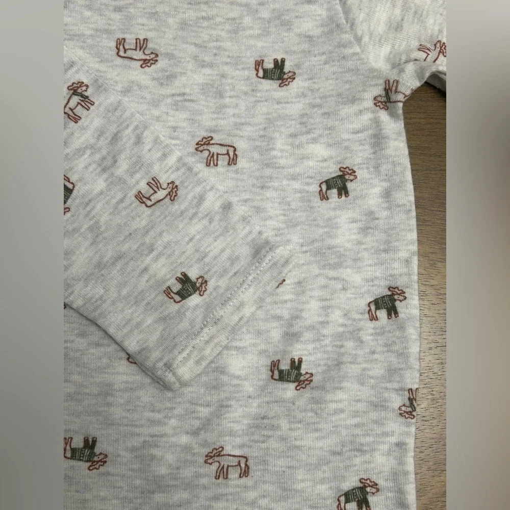 Long Sleeve Baby Bodysuit 12 Months. Carters (0255)‎